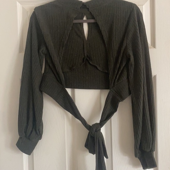Tie back cropped puff sleeve sweater, with keyhole - Picture 2 of 3